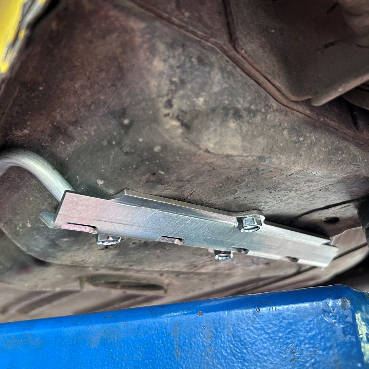 Abdeckung für Kraftstoffleitung, 67-68