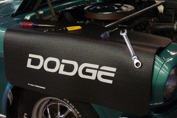 Kotflügelschoner mit - Dodge - Logo, Stück